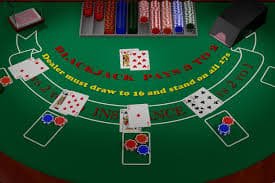 Dealer di studio Caribbean Stud Poker sedang membuka kartu dan menentukan pemenang